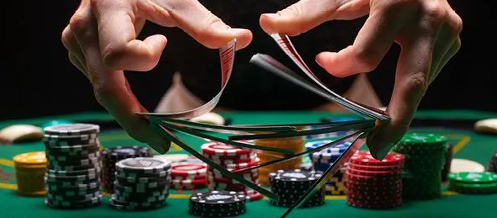 Karten mischen, Pokerchips, grüner Casinotisch, Dealerhände, Spielkarten, Close-up, Glücksspiel, Casino-Atmosphäre